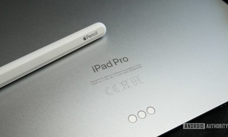 Apple iPad Pro M2 2022 logo and apple pencil