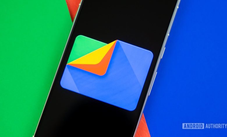 Google Files app logo on smartphone with colored background Stock photo 3