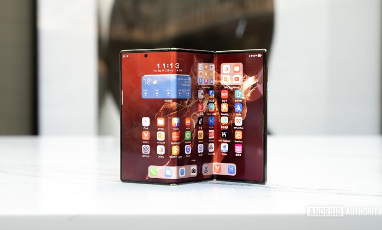 تجربة عملية على هاتف HUAWEI Mate XT: أول هاتف قابل للطي بثلاث شاشات