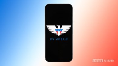 US Mobile logo on smartphone with colored background stock photo