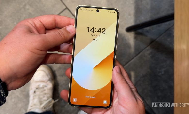 samsung galaxy z flip 6 hands on open lockscreen handheld