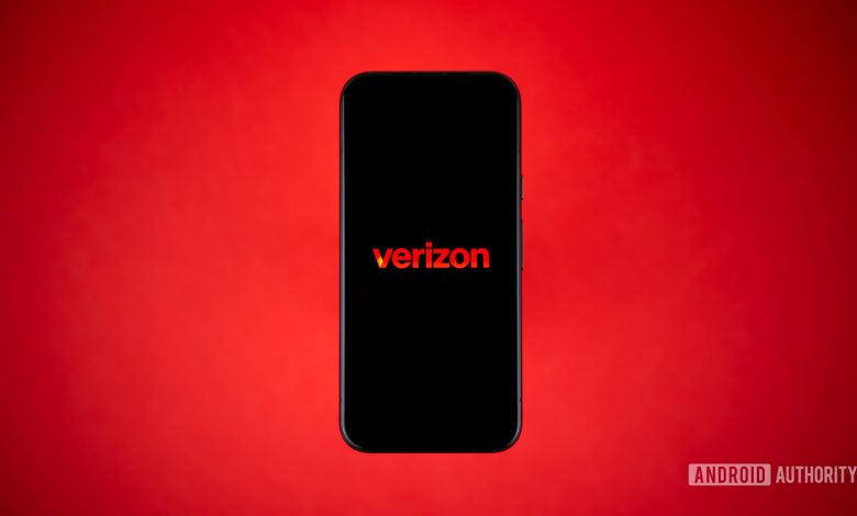 2024 Verizon logo on smartpohone Stock photo (1)