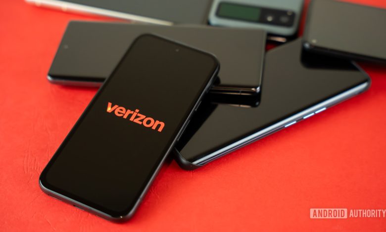 2024 Verizon logo on smartpohone Stock photo (10)