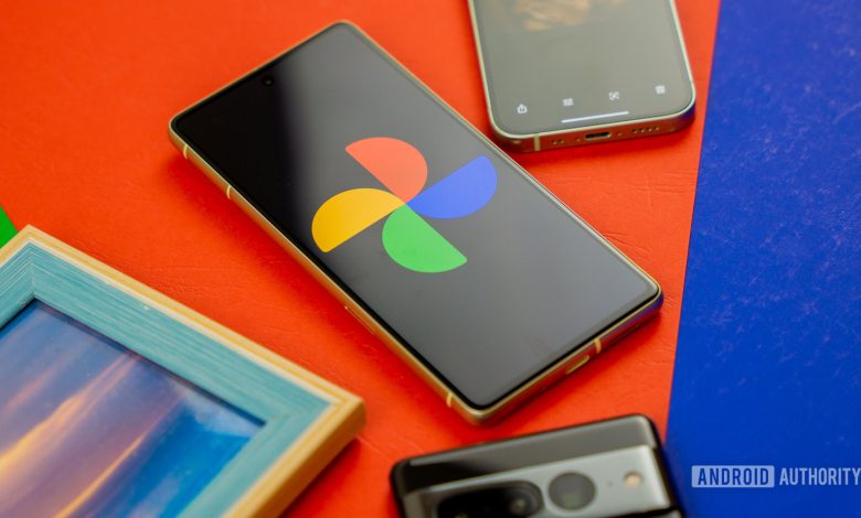 Google Photos logo on smartphone next to other devices and picture frame Stock photo 2