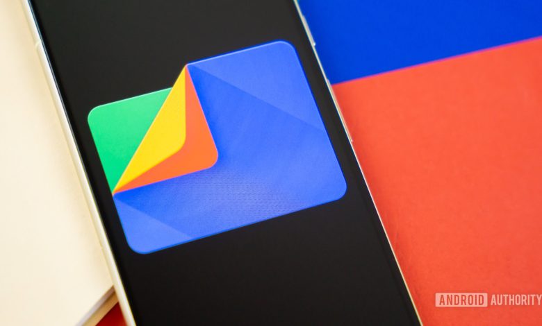 Google Files app logo on smartphone with manila folder and colorful background Stock photo 6