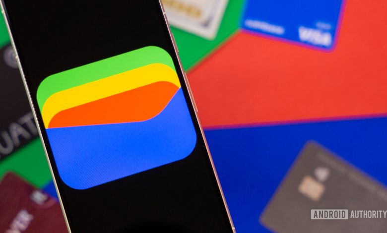 Google Wallet logo on smartphone next to credit cards and cash Stock photo 3