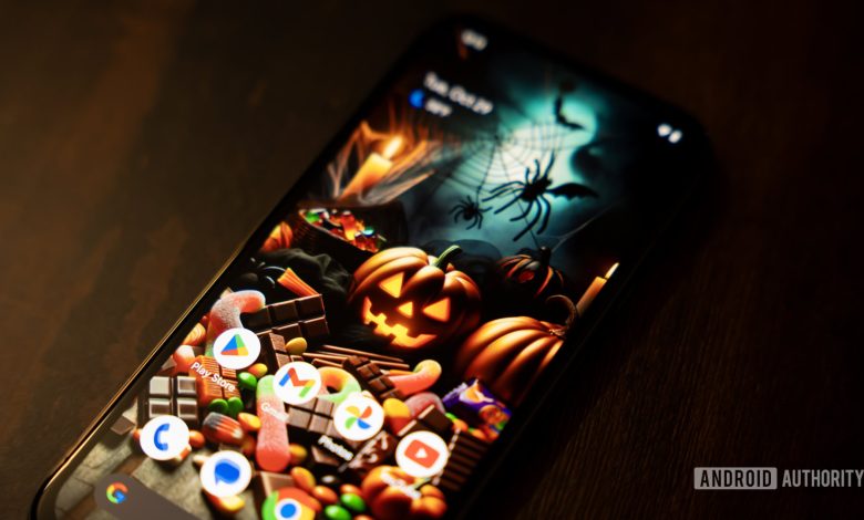 Halloween wallpaper on smartphone 3