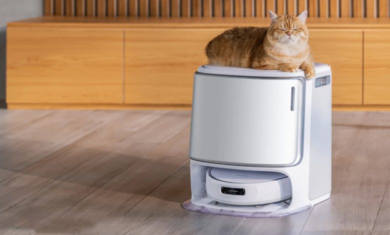 Narwal Freo Z Ultra robot vacuuma and mop with cat