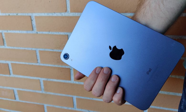 iPad Mini 2021 purple in hand