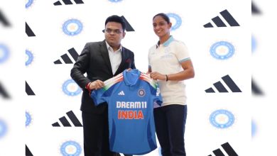 Harmanpreet Kaur تكشف عن قميص ODI الجديد لفريق الكريكيت الهندي. يشاهد