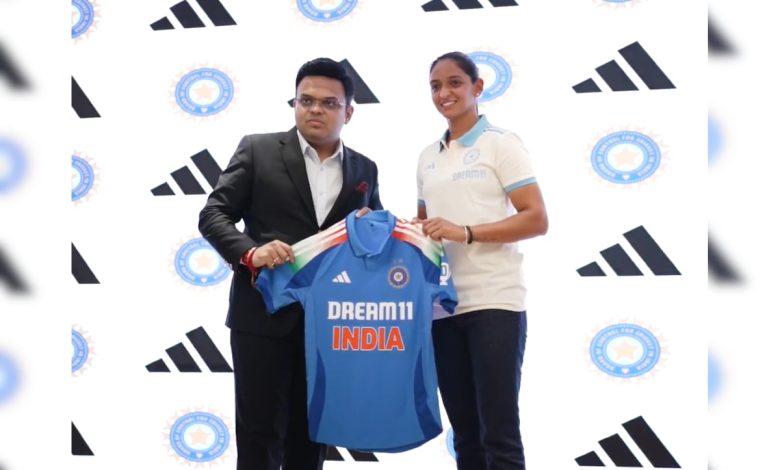 Harmanpreet Kaur تكشف عن قميص ODI الجديد لفريق الكريكيت الهندي. يشاهد