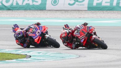 على وشك الفوز بلقب Moto GP الأول، يطلب خورخي مارتن النصيحة من منافسه فرانشيسكو باجنايا