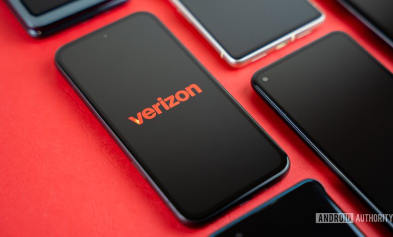 2024 Verizon logo on smartpohone Stock photo (4)