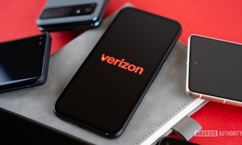 2024 Verizon logo on smartpohone Stock photo (8)