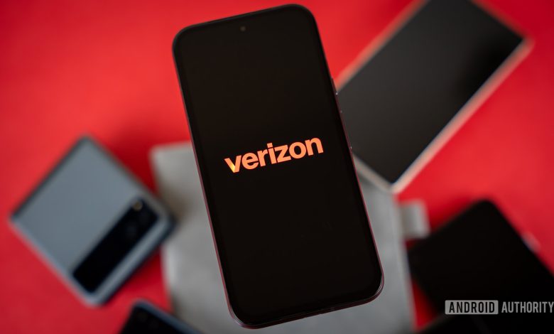 2024 Verizon logo on smartpohone Stock photo (9)