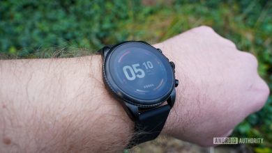 A user models a Fossil Gen 6 on wrist.