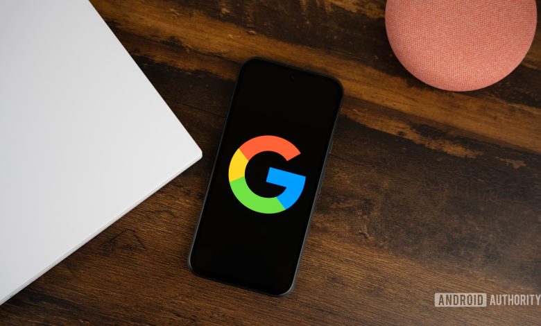 Google or Google Search logo on smartphone stock photo (1)