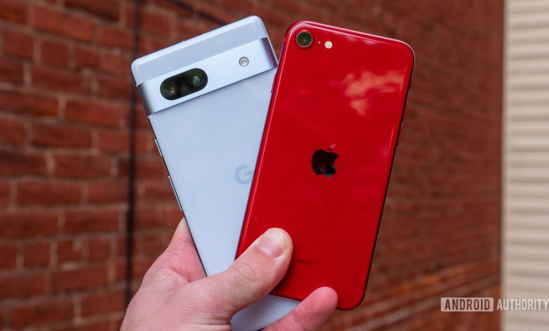 google pixel 7a vs iphone se 2022 back in hand