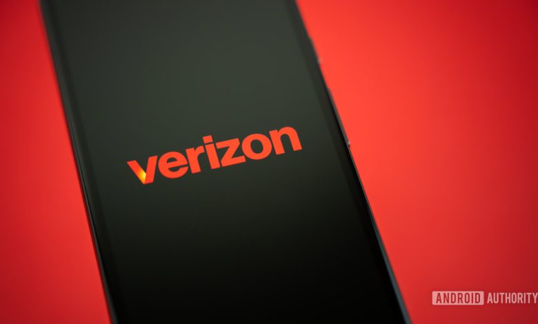 2024 Verizon logo on smartpohone Stock photo (3)