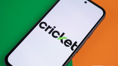 Cricket Wireless logo on smartphone Stock Photo (2)