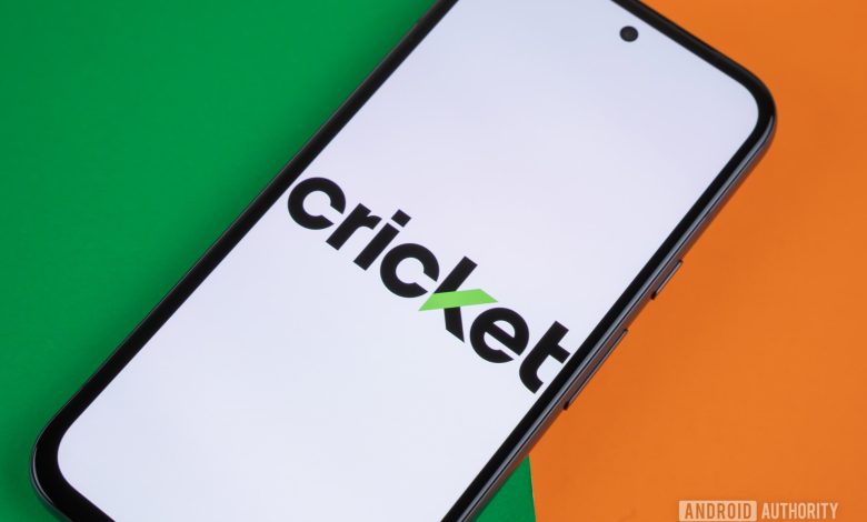 Cricket Wireless logo on smartphone Stock Photo (2)