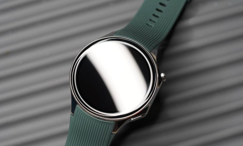 The case of the OnePlus Watch 2 includes a digital crown that rotates.