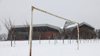 مباراة ليفربول ومانشستر يونايتد في الدوري الإنجليزي الممتاز على الرغم من تساقط الثلوج